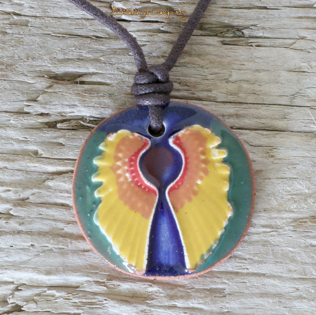 Schutzengel-Anhänger aus Ton, glasiert in Regenbogenfarben, an gewachster Baumwollkette – handgefertigter Keramikschmuck von Neclays