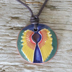 Schutzengel-Anhänger aus Ton, glasiert in Regenbogenfarben, an gewachster Baumwollkette – handgefertigter Keramikschmuck von Neclays