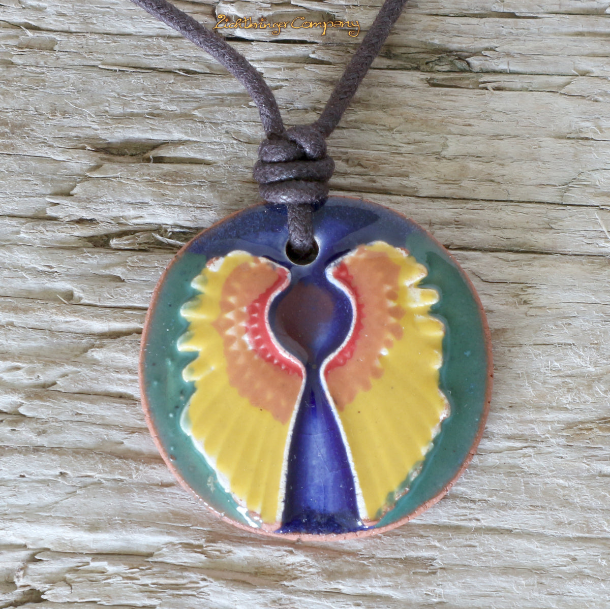 Schutzengel-Anhänger aus Ton, glasiert in Regenbogenfarben, an gewachster Baumwollkette – handgefertigter Keramikschmuck von Neclays