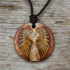 Schutzengel-Anhänger aus Ton in Erdig-Braun, an verstellbarer Baumwollkette – handgefertigtes Amulett von Neclays