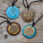 Sri Yantra Anhänger aus Ton in verschiedenen Farben – handgefertigtes vedisches Amulett