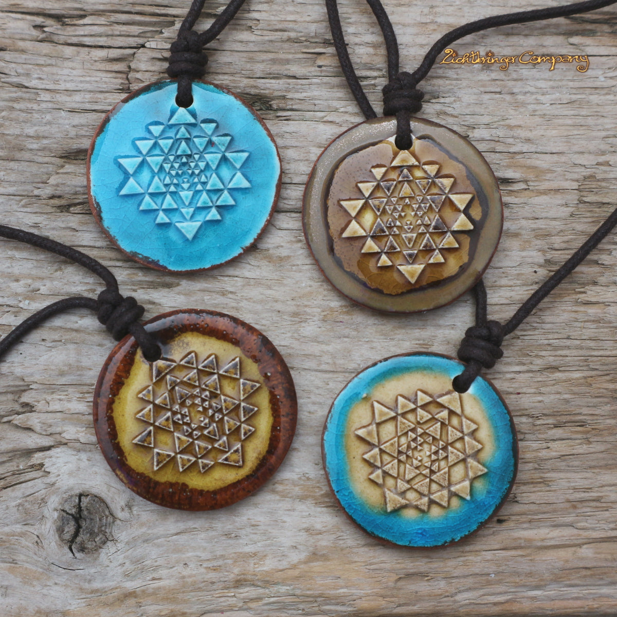 Sri Yantra Anhänger aus Ton in verschiedenen Farben – handgefertigtes vedisches Amulett