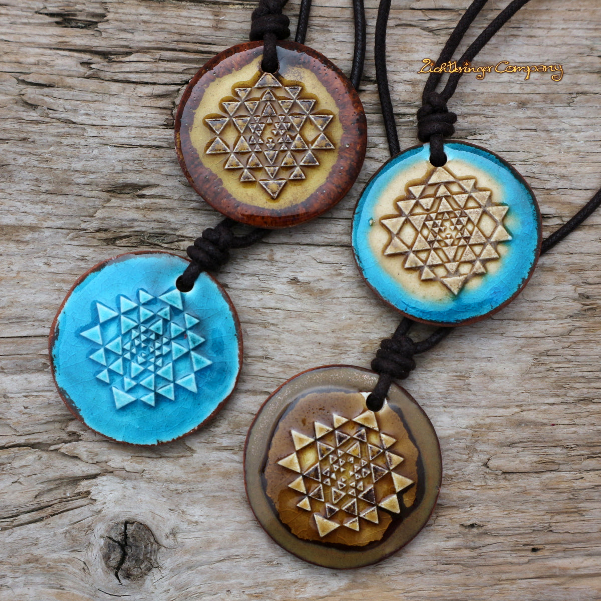Sri Yantra Anhänger aus Ton in verschiedenen Farben – handgefertigtes vedisches Amulett