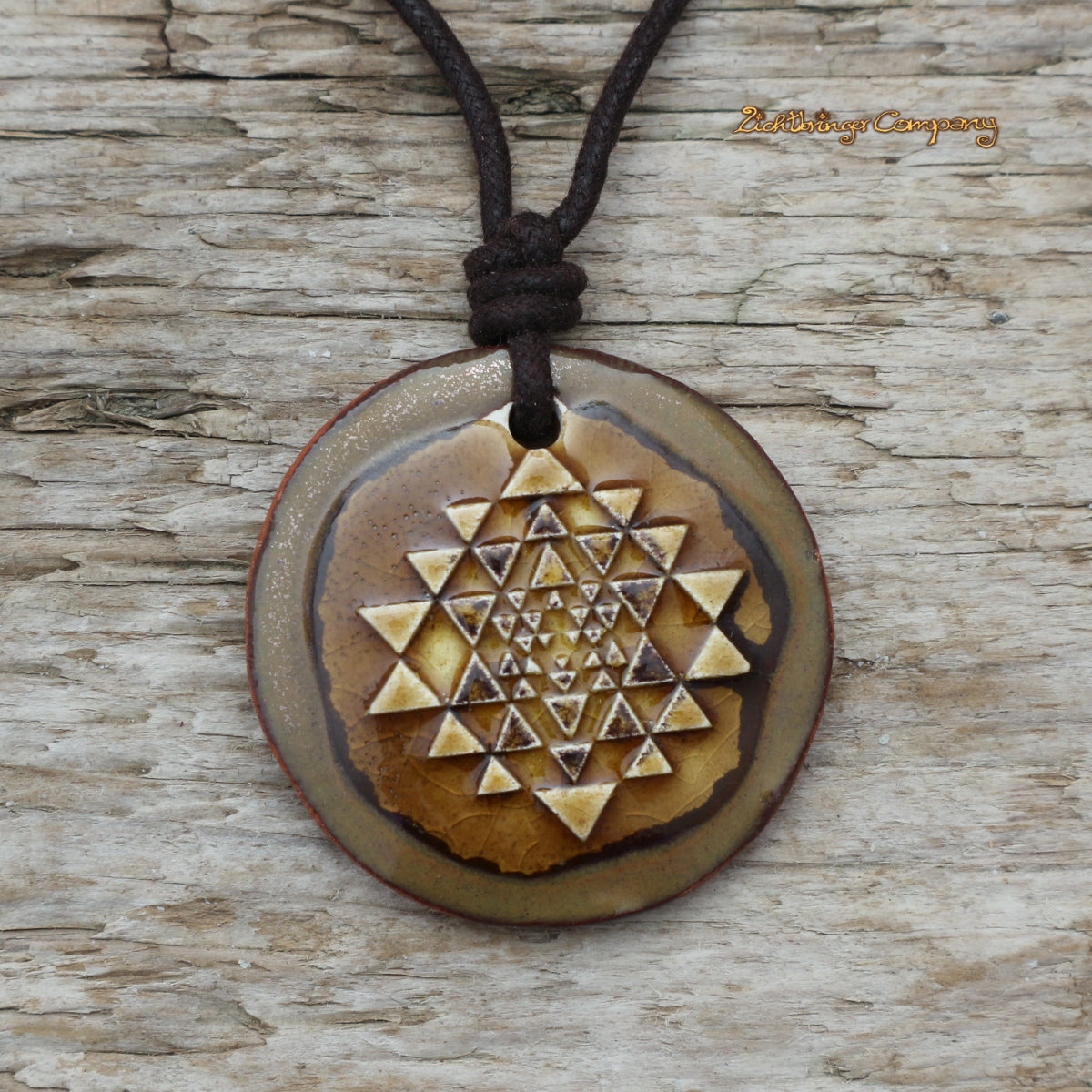 Sri Yantra Anhänger aus Ton in Erd-Braun, an gewachster Baumwollkette – handgefertigtes vedisches Amulett
