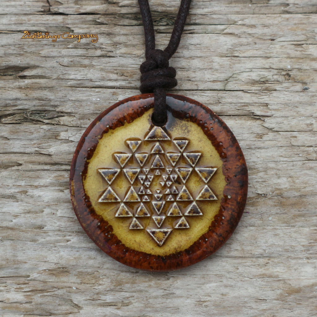 Sri Yantra Anhänger aus Ton in Gold-Braun, an gewachster Baumwollkette – handgefertigtes vedisches Amulett