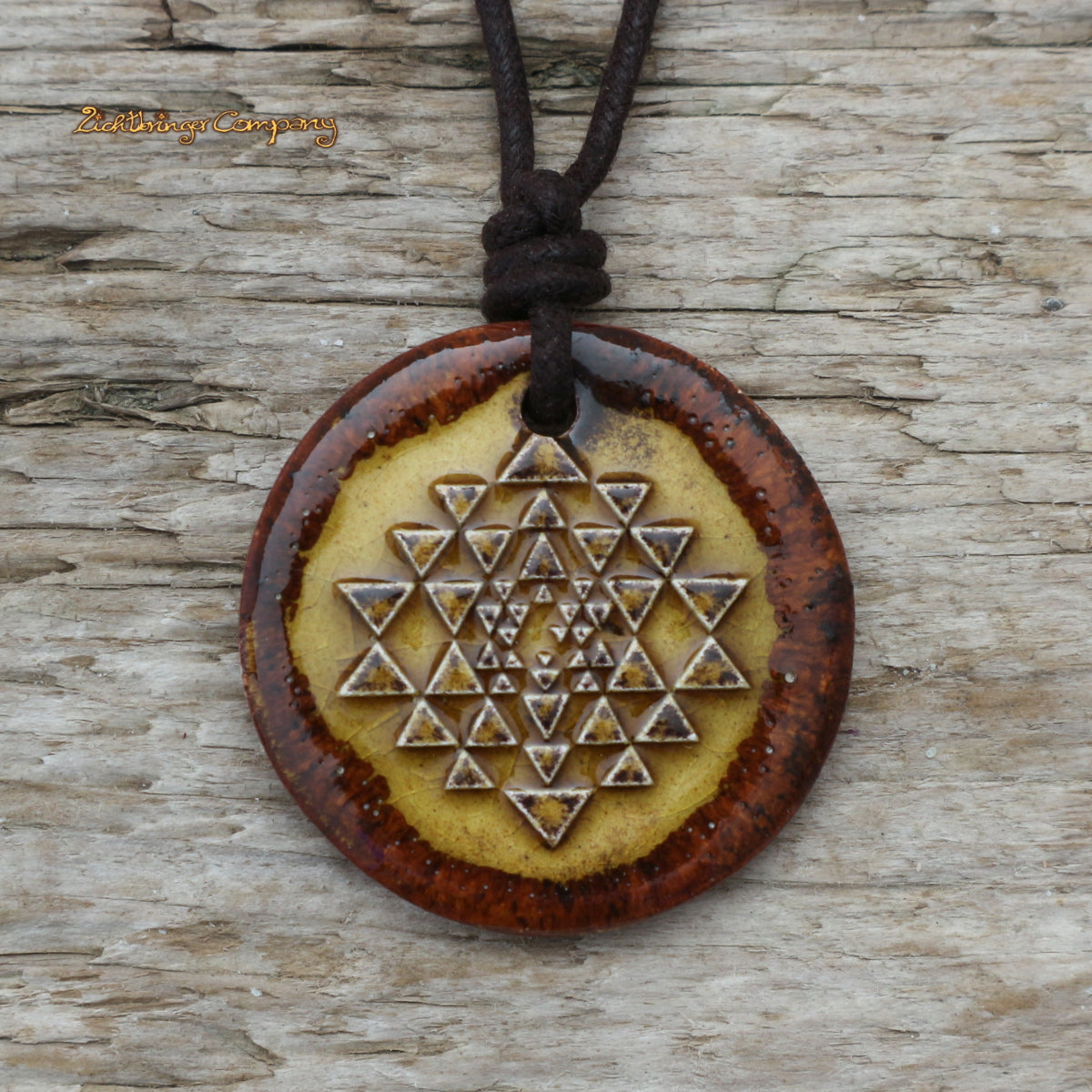 Sri Yantra Anhänger aus Ton in Gold-Braun, an gewachster Baumwollkette – handgefertigtes vedisches Amulett
