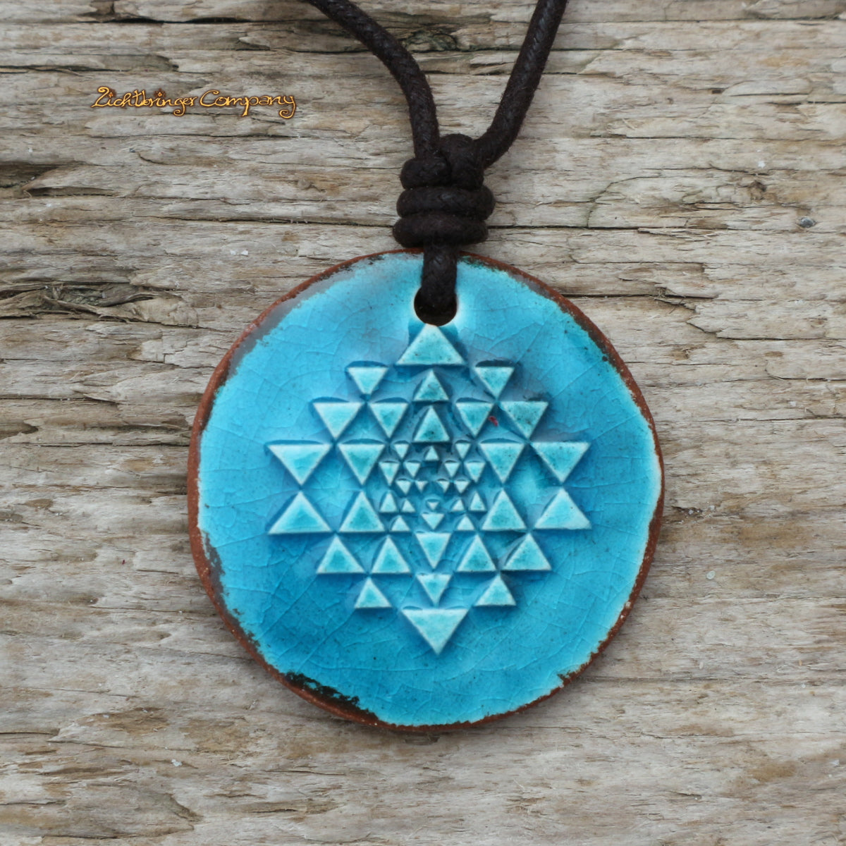 Sri Yantra Anhänger aus Ton in Türkis, an gewachster Baumwollkette – handgefertigtes vedisches Amulett