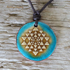 Sri Yantra Anhänger aus Ton in Türkis-Gelb, an gewachster Baumwollkette – handgefertigtes vedisches Amulett