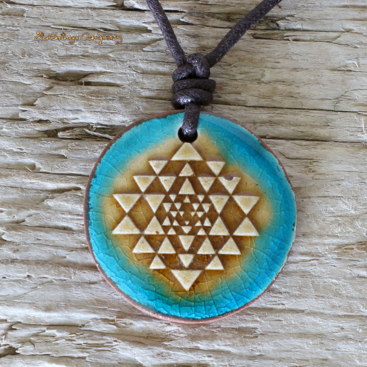 Sri Yantra Anhänger aus Ton in Türkis-Gelb, an gewachster Baumwollkette – handgefertigtes vedisches Amulett