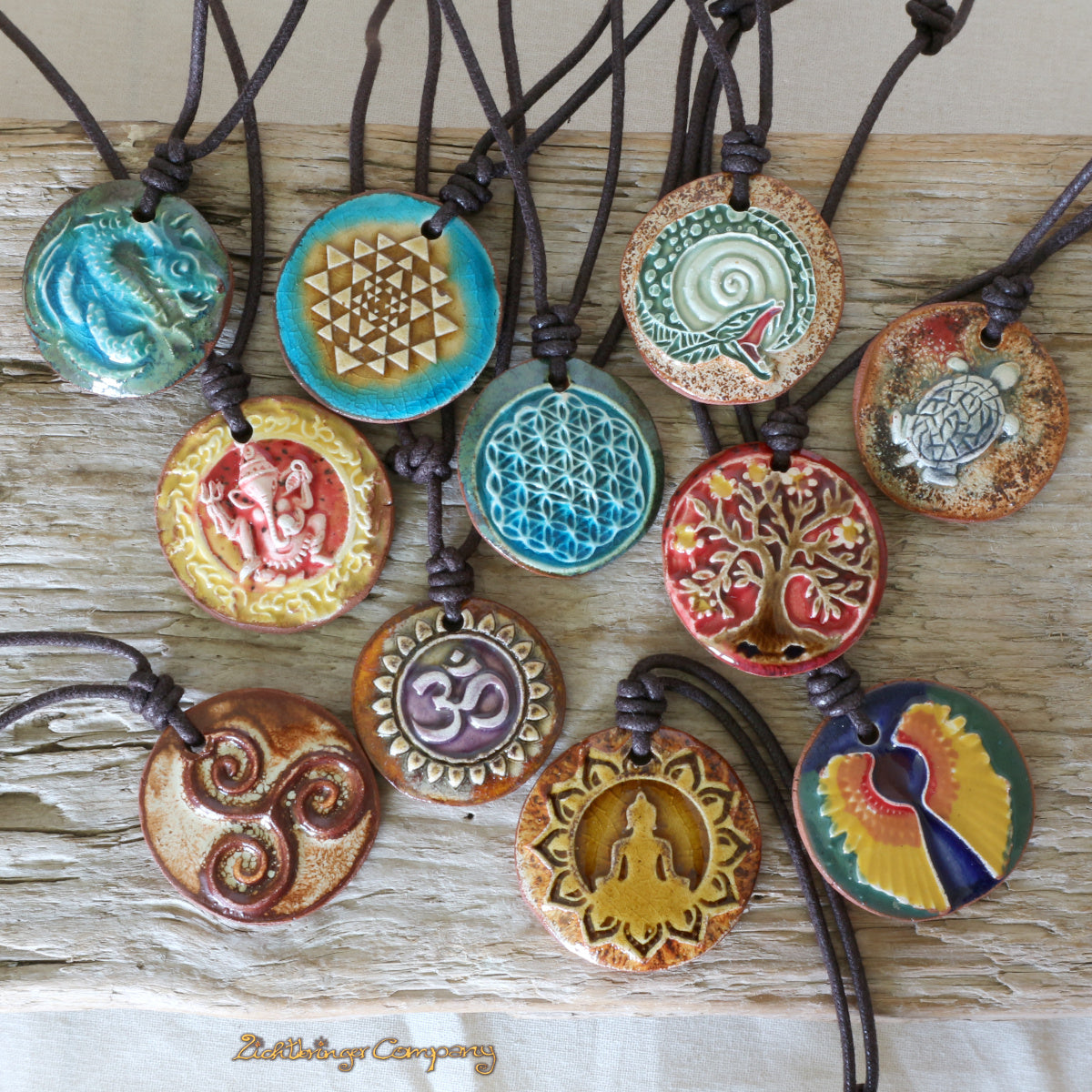 Amulette aus Keramik mit verschiedenen Symbolen und Farben