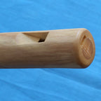Obertonflöte Koncovka aus Holunderholz – Mundstück Detailansicht, Naturmaterial
