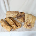 Dicke Palo Santo Holzstücke als Beispiel – naturbelassenes harzhaltiges Räucherholz aus Südamerika handgespalten und ausgewählt von der Lichtbringer Company