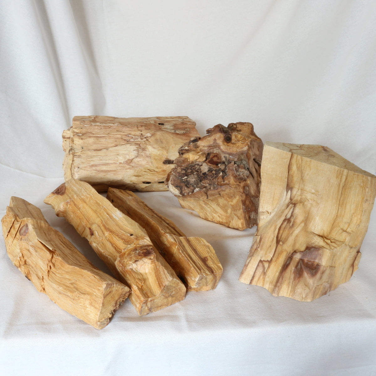 Dicke Palo Santo Holzstücke als Beispiel – naturbelassenes harzhaltiges Räucherholz aus Südamerika handgespalten und ausgewählt von der Lichtbringer Company