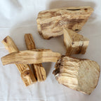 Dicke Palo Santo Holzstücke als Beispiel – naturbelassenes harzhaltiges Räucherholz aus Südamerika handgespalten und ausgewählt von der Lichtbringer Company