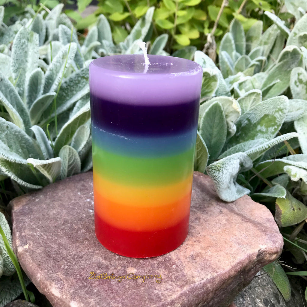 Chakra Regenbogenkerze, Höhe 10 cm, handgegossene Stumpenkerze in 7 Chakrafarben von Lichtbringer Company