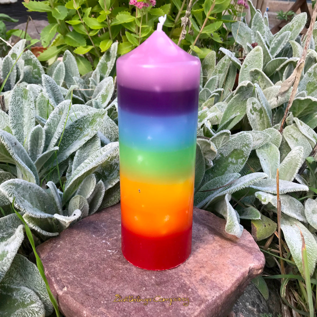 Chakra Regenbogenkerze Höhe 17 cm, handgegossene Stumpenkerze in 7 Chakrafarben von Lichtbringer Company