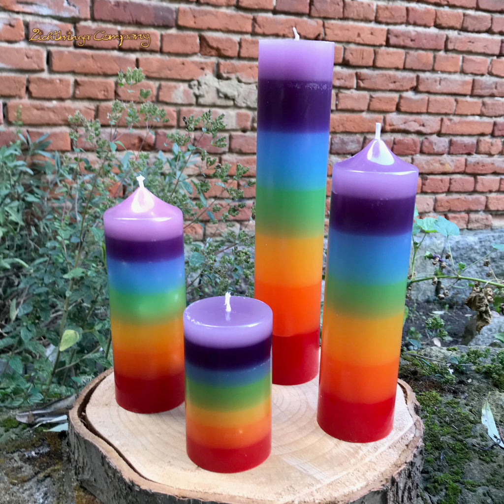 Vier Chakra Regenbogenkerzen im Größenvergleich – handgegossene Stumpenkerzen in 7 Chakrafarben von Lichtbringer Company