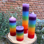 Vier Chakra Regenbogenkerzen im Größenvergleich – handgegossene Stumpenkerzen in 7 Chakrafarben von Lichtbringer Company
