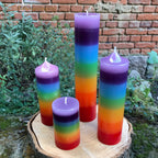 Chakra Regenbogenkerzen Gruppenaufnahme – handgegossene Stumpenkerzen in 7 Chakrafarben von Lichtbringer Company