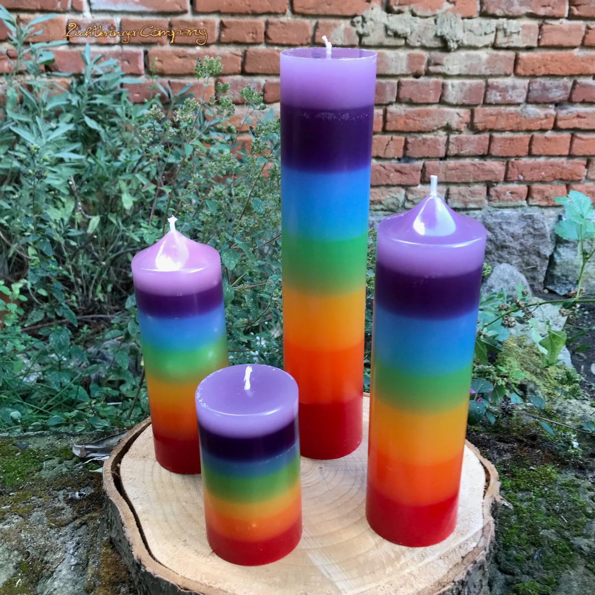 Chakra Regenbogenkerzen Gruppenaufnahme – handgegossene Stumpenkerzen in 7 Chakrafarben von Lichtbringer Company