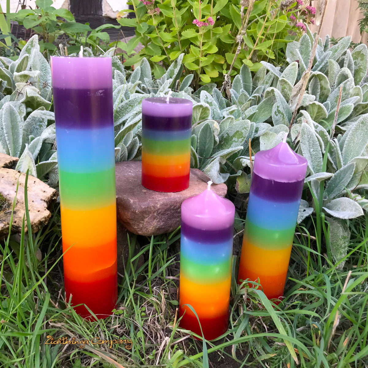 Chakra Regenbogenkerzen Detailansicht – handgegossene Stumpenkerzen in 7 Chakrafarben von Lichtbringer Company