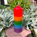 Regenbogenkerze Höhe 17 cm, bunte handgegossene Stumpenkerze von der Lichtbringer Company