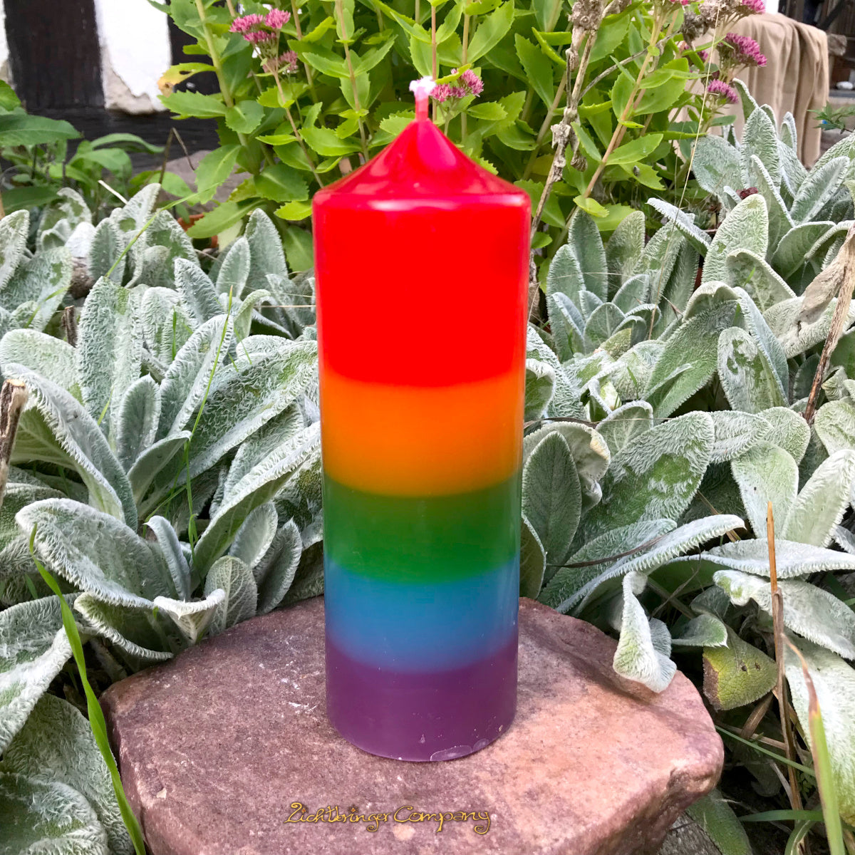 Regenbogenkerze Höhe 17 cm, bunte handgegossene Stumpenkerze von Lichtbringer Company