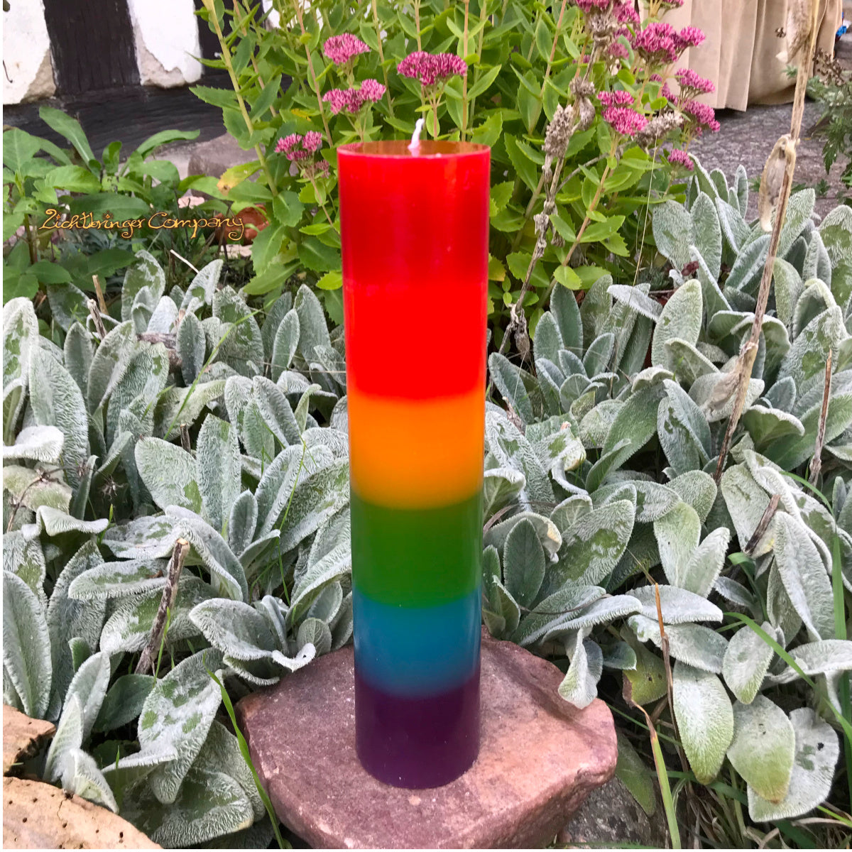 Regenbogenkerze Höhe 27 cm, bunte handgegossene Stumpenkerze von Lichtbringer Company
