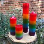 Regenbogenkerzen in vier Größen, handgegossen aus der Lichtbringer Company Manufaktur