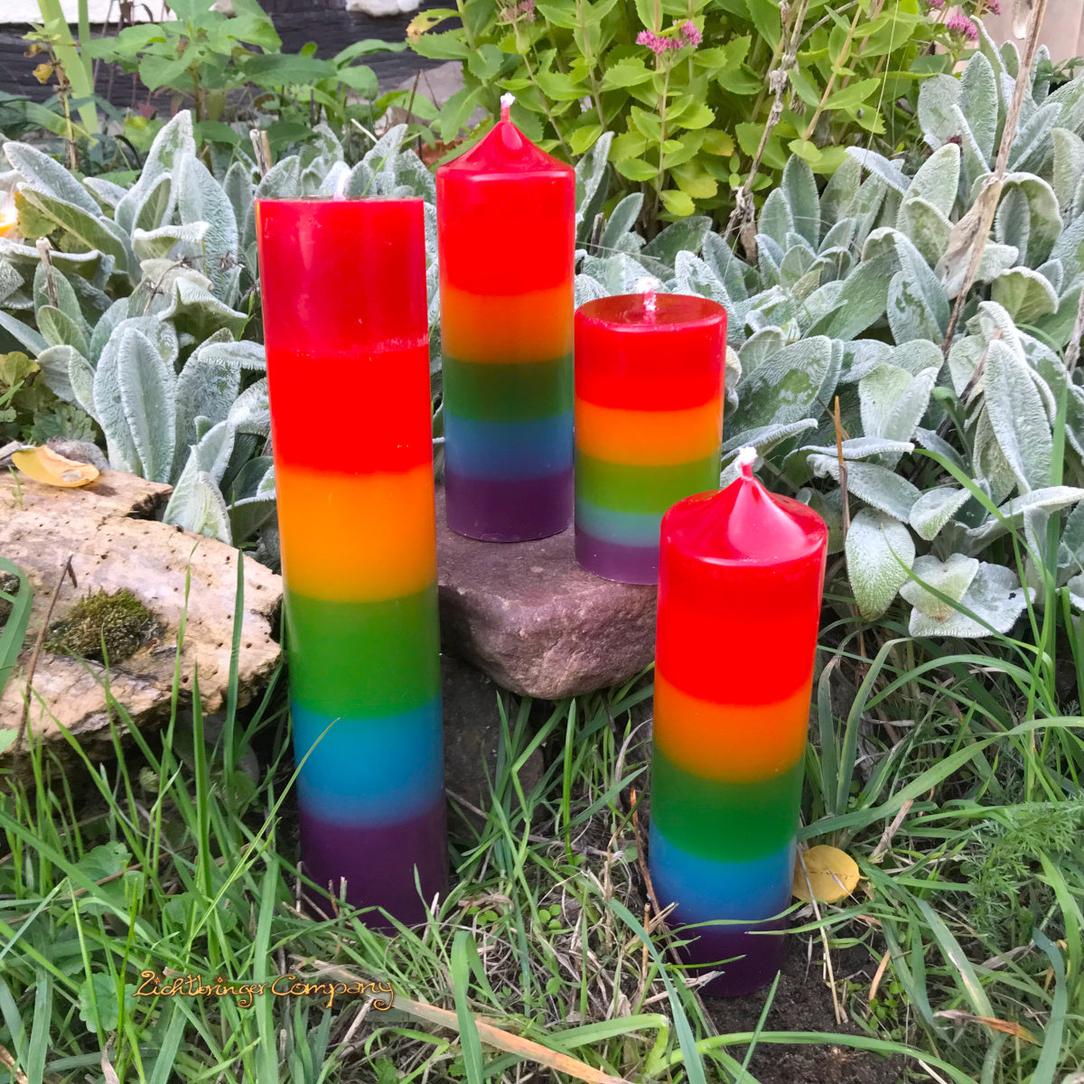 Regenbogenkerzen in vier Größen, handgegossene Stumpenkerzen aus der Lichtbringer Company Manufaktur