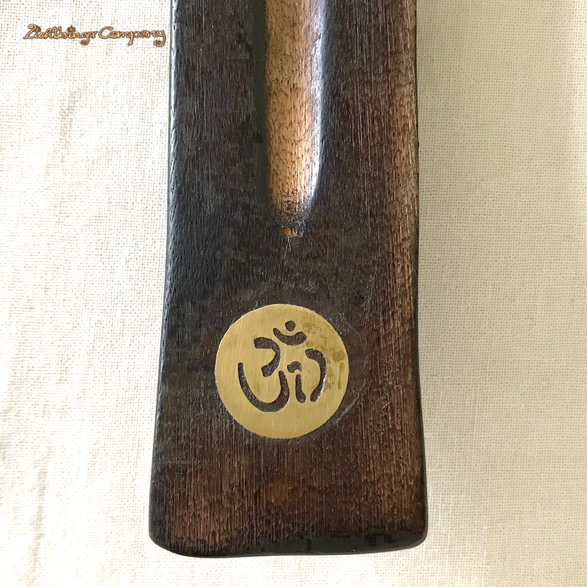 Räucherstäbchenhalter aus Mangoholz mit Messingeinlage, Motiv Om – geschwungene Form, 27 cm, für klassische Räucherstäbchen