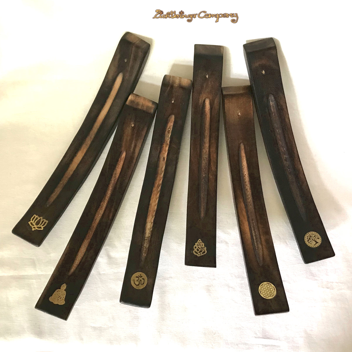 Räucherstäbchenhalter aus Mangoholz mit Messingeinlage, sechs verschiedene Motive – geschwungene Form, 27 cm, für klassische Räucherstäbchen