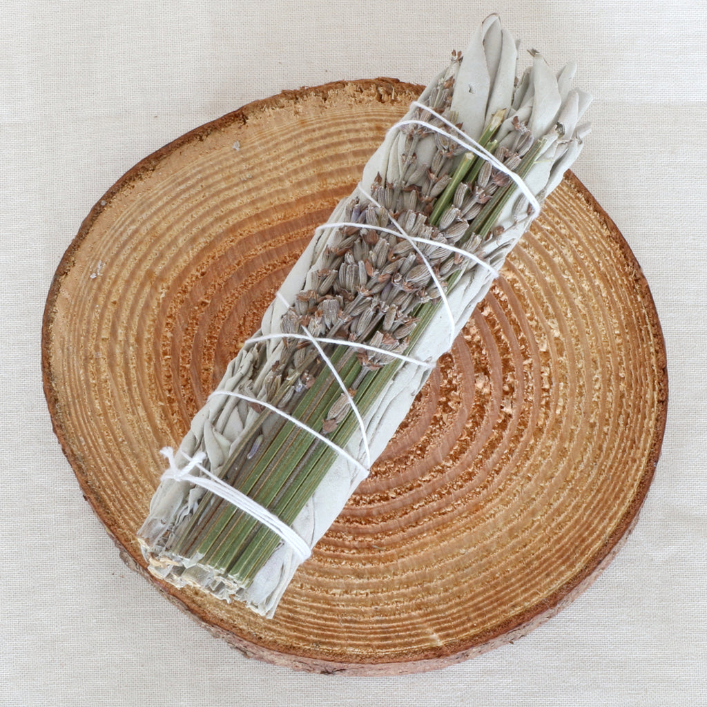 Großer handgebundener weißer Salbei mit Lavendel Räucherbündel – Smudge Stick für Rituale auf einer Holz-Deko Scheibe