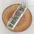 Großer handgebundener weißer Salbei mit Lavendel Räucherbündel – Smudge Stick für Rituale auf einer Holz-Deko Scheibe