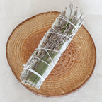 Großer handgebundener weißer Salbei mit Lavendel Räucherbündel – Smudge Stick für Rituale auf einer Holz-Deko Scheibe