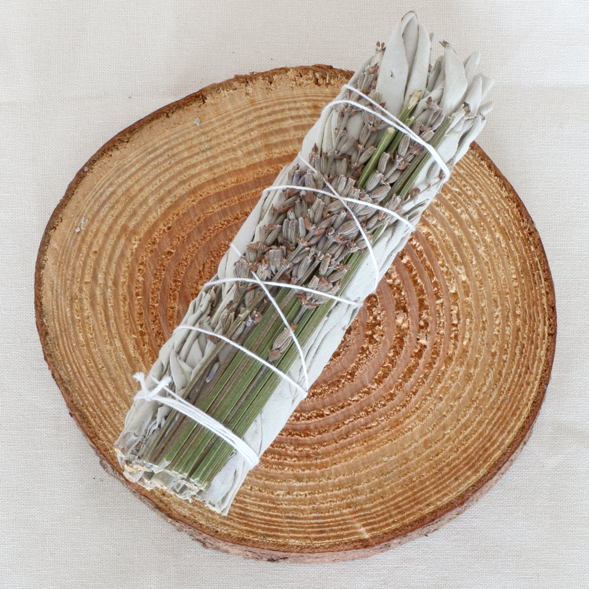 Großer handgebundener weißer Salbei mit Lavendel Räucherbündel – Smudge Stick für Rituale auf einer Holz-Deko Scheibe