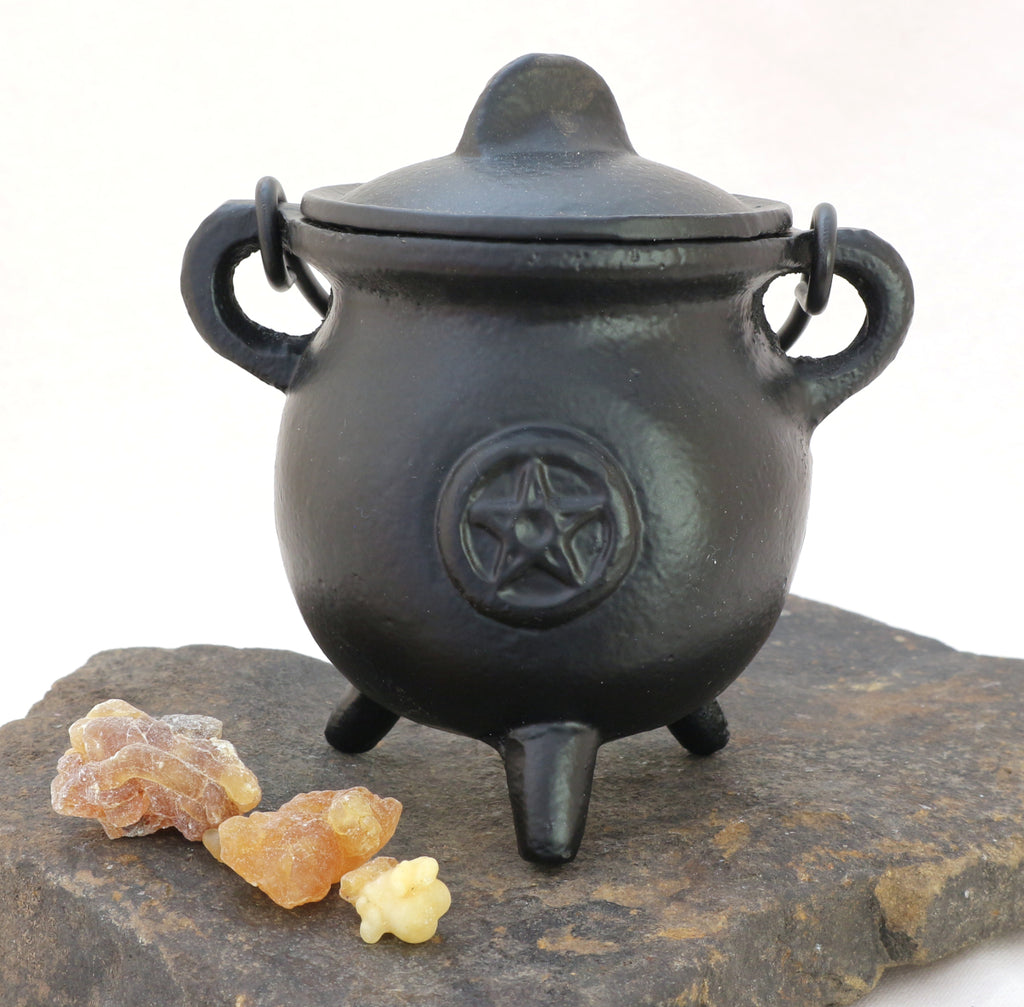 Hexenkessel aus Gusseisen mit Pentagramm, klein (ø 7 cm, ca. 820 g) – tragbarer Räucherkessel für Kohle und Kegel mit Deckel