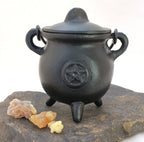 Hexenkessel aus Gusseisen mit Pentagramm, klein (ø 7 cm, ca. 820 g) – tragbarer Räucherkessel für Kohle und Kegel mit Deckel