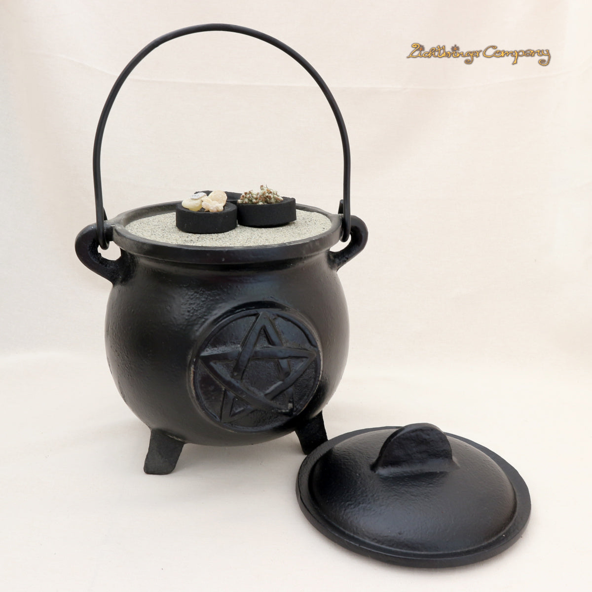 Hexenkessel aus Gusseisen mit Pentagramm, in Variante XXL (ø 12 cm, ca. 3,2 kg, mit Deckel) – standfestes Räuchergefäß für mehrere Stückchen Räucherkohle, Kegel und Stäbchen