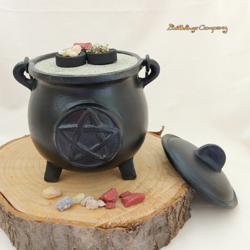 Hexenkessel aus Gusseisen mit Pentagramm, in Variante XXL (ø 12 cm, ca. 3,2 kg, mit Deckel) – standfestes Räuchergefäß für mehrere Stückchen Räucherkohle, Kegel und Stäbchen