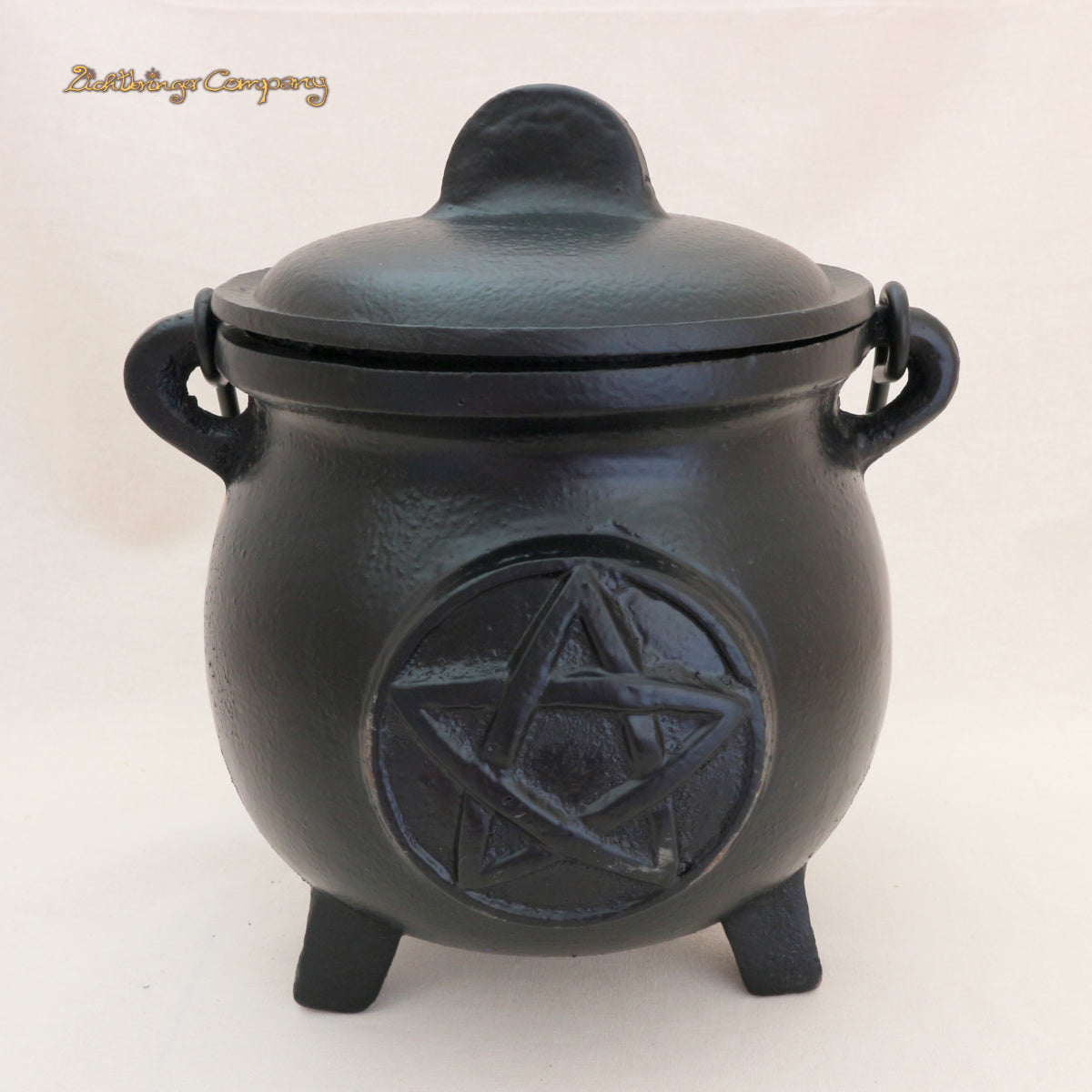 Hexenkessel aus Gusseisen mit Pentagramm, in Variante XXL (ø 12 cm, ca. 3,2 kg, mit Deckel) – standfestes Räuchergefäß für mehrere Stückchen Räucherkohle, Kegel und Stäbchen