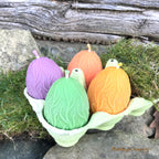 Rapswachs-Ostereier mit Ranken-Motiv in Gelb, Orange, Grün und Lila – Osterkerzen in Eierpappe, Detailansicht, handgegossen von Lichtbringer Company