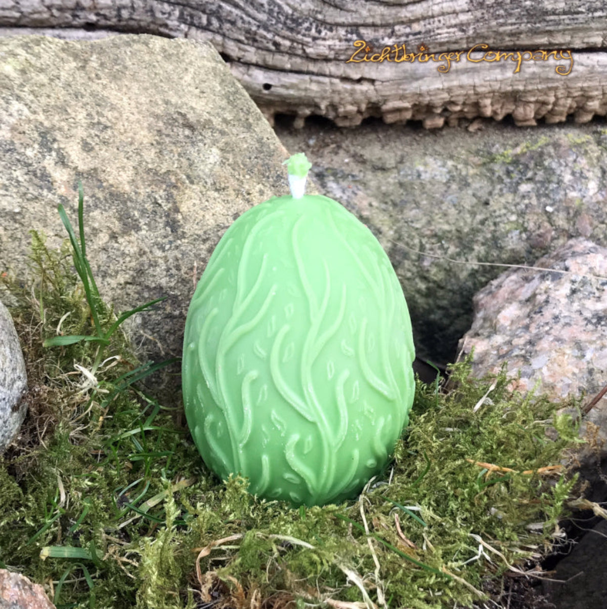 Rapswachs-Osterei mit Ranken-Motiv in Grün – handgegossene Kerze aus veganem Rapswachs, Höhe ca. 7 cm, von Lichtbringer Company