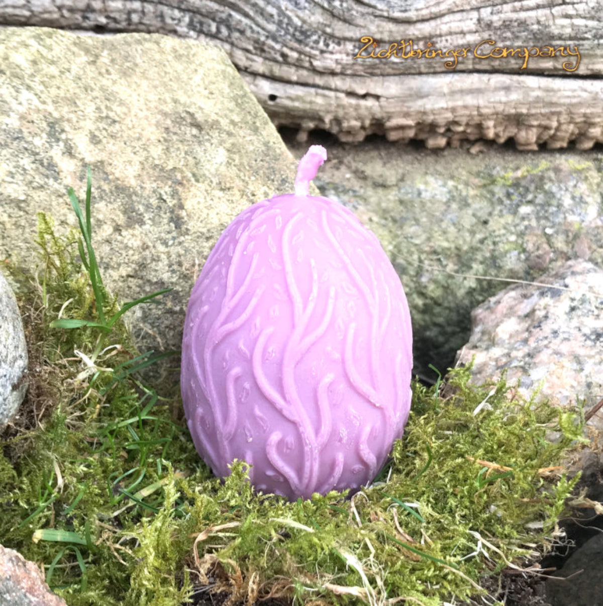 Rapswachs-Osterei mit Ranken-Motiv in Lila – handgegossene Kerze aus veganem Rapswachs, Höhe ca. 7 cm, von Lichtbringer Company