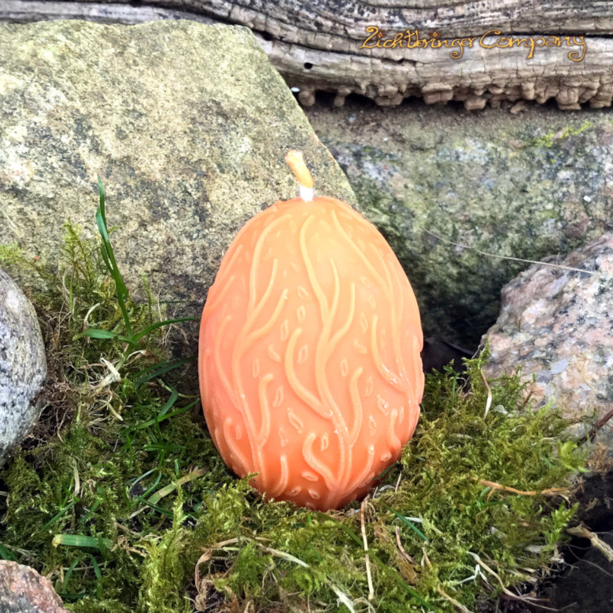 Rapswachs-Osterei mit Ranken-Motiv in Orange – handgegossene Kerze aus veganem Rapswachs, Höhe ca. 7 cm, von Lichtbringer Company