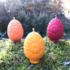 Rapswachs-Ostereier mit Sonnen-Motiv in verschiedenen Farben – handgegossene Kerzen aus veganem Rapswachs von Lichtbringer Company
