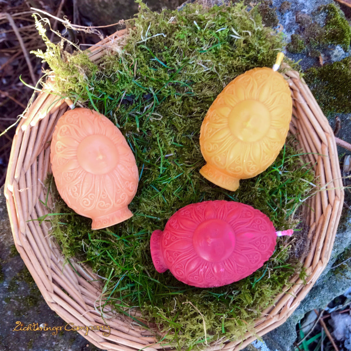 Rapswachs-Ostereier mit Sonnen-Ornament in Gelb, Orange und Rot – Detailansicht, handgegossen von Lichtbringer Company