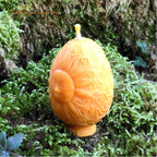 Rapswachs-Osterei mit Sonnen-Motiv in Gelb – Seitenansicht mit Ornament-Verzierung, handgegossen von Lichtbringer Company