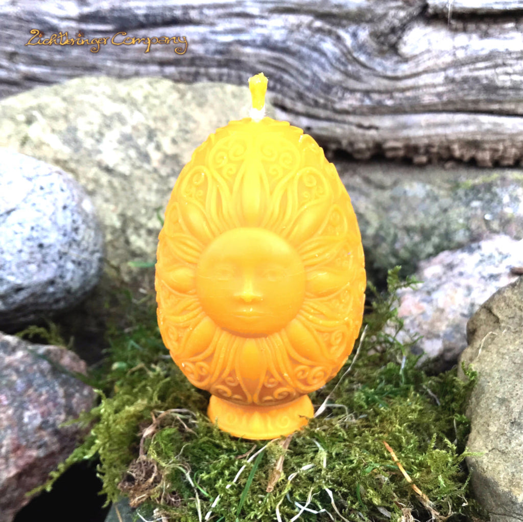 Rapswachs-Osterei mit Sonnen-Motiv in Gelb – Detailansicht des Sonnen-Symbols, vegane Kerze von Lichtbringer Company