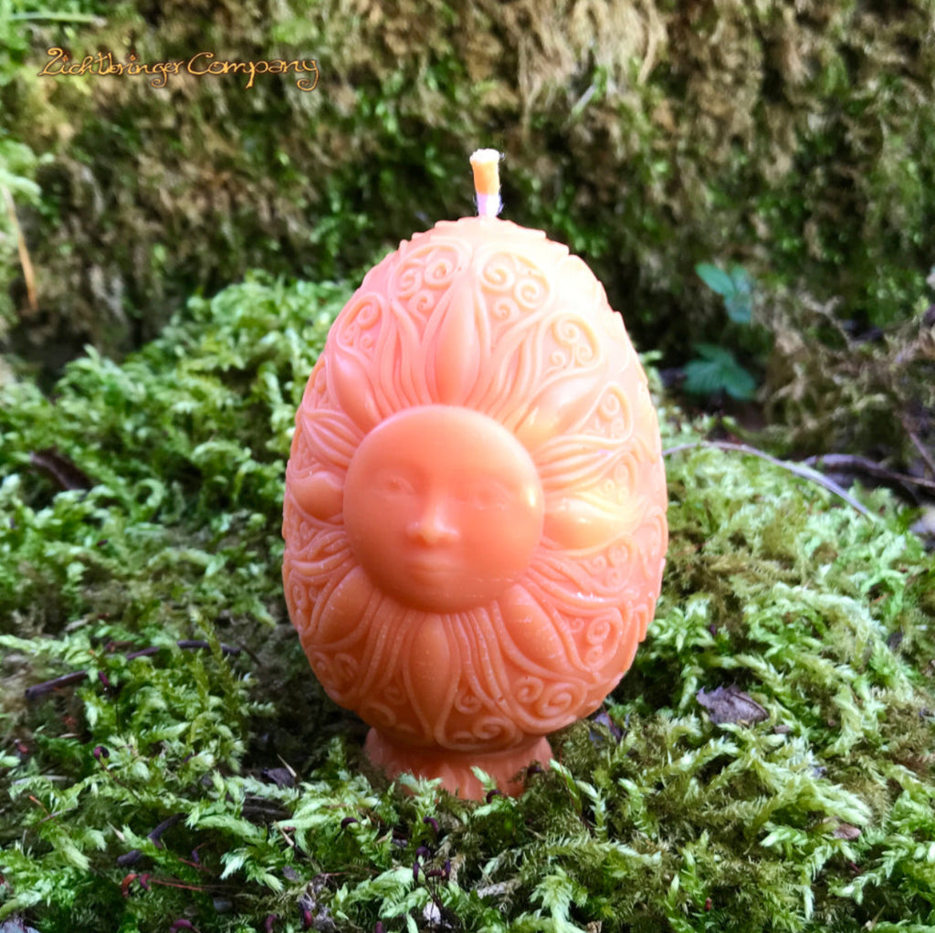 Rapswachs-Osterei mit Sonnen-Motiv in Orange – handgegossene Kerze aus veganem Rapswachs, Höhe ca. 7 cm, von Lichtbringer Company